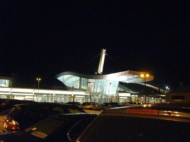 RDU Airport
Beautiful building lit at night. MHs and fluorescent lamps are lighting the building. The HPS is for the parking lot.
Keywords: Lit_Lighting