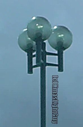 StreetLight #135 - Triple Globe
3-fixture clear-globe pole .. kinda cool looking
(image quality isn't the best since it was a frame-grab from a video taken in a moving car)


Location: 
Somewhere Along University Blvd, Denver CO 
Keywords: American_Streetlights