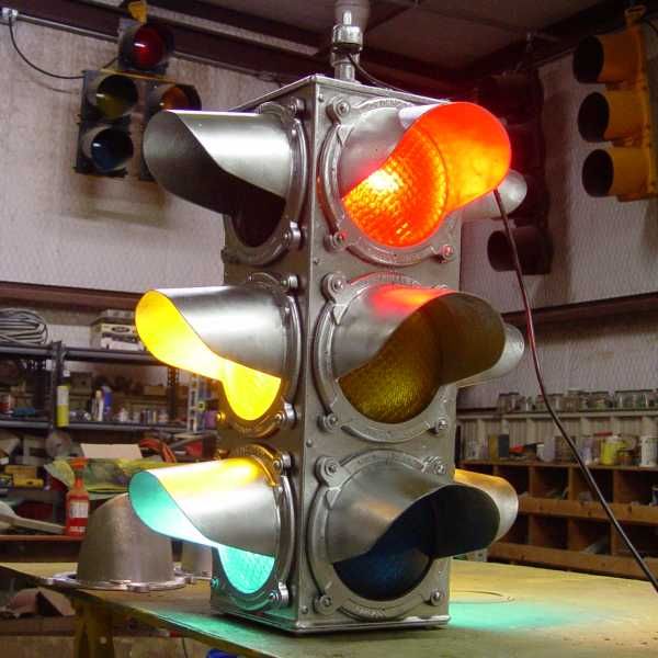 Darley D-200 fixed 4-way
One of the later Darley models that came out in the 1940s.  It has a built in 4-circuit controller that sits on the bottom plate.  One street red is tied to the cross green and vice versa so green stays lit during the yellow interval.
Keywords: Traffic_Lights