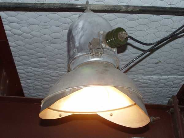 GE Form 72SO "Admiral's Hat" Street Light
Restored GE Form 72SO Admiral's Hat, originally a high voltage series lamp, converted while on the street to remote ballasted MV, now back to 110v incandescent.
Keywords: American_Streetlights