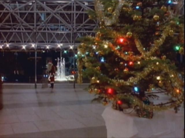 Christmas Tree with C7 Bulbs
"Santa Claus" (1.12); time index: 04:19
Keywords: Lit_Lighting