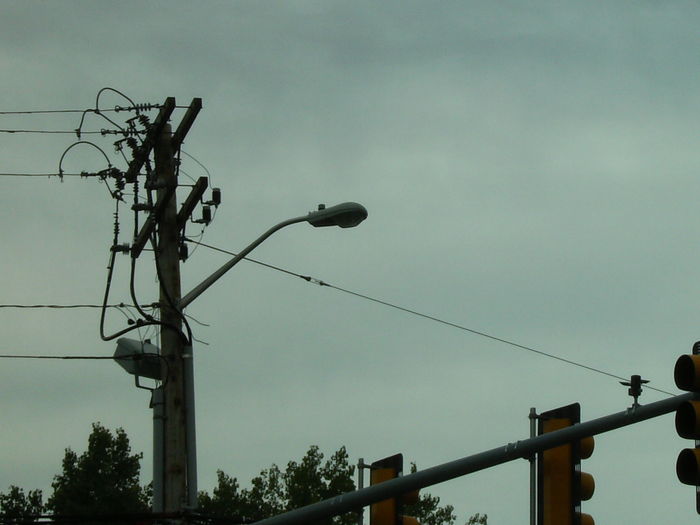 AEL 315
The old Faithful AEL 315 that had a short stint here in Holyoke. This was taken at a 4 way intersection near my house. These tapered eliptical arms are very popular for the 6' arms around the city.
Keywords: American_Streetlights