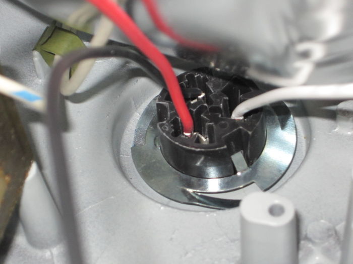 G.E. Photocontrol Receptacle
For streetlight98, here is a pic of a G.E. photocontrol receptacle inside my FCO M250R2.
Keywords: Gear