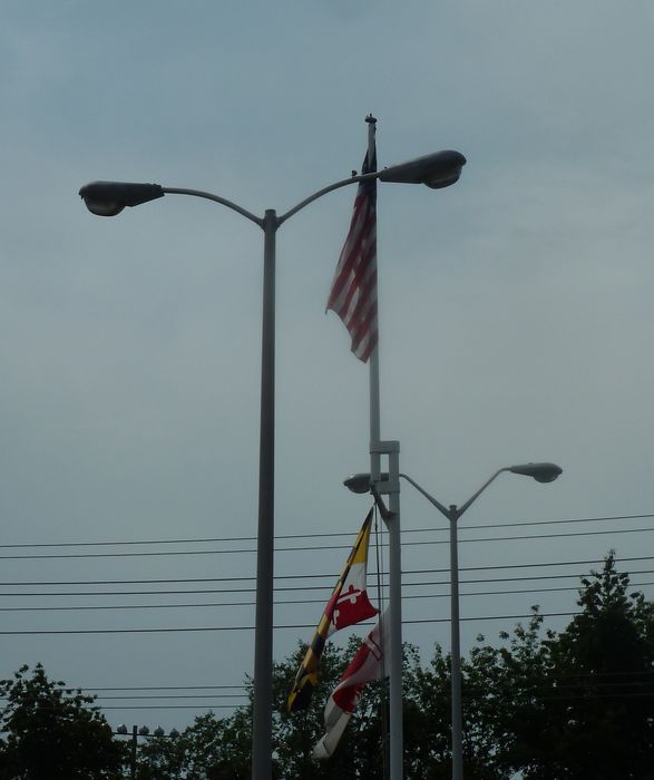 B2255s in the USA in Maryland!
The flags tells where those Powerlite B2255s are!!!

It was also taken on July 4th 2011!
Keywords: American_Streetlights