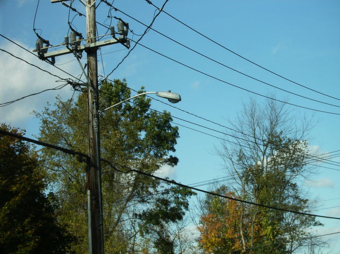 M-250A2
On a Westfield Gas & Electric pole. This fixture is mounted on a 6' aluminum LM arm. This Fixture is 150 watt HPS wired at 120 volts.
Keywords: American_Streetlights