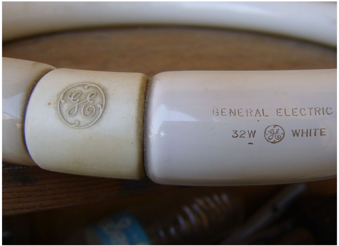 Very Early GE FC12T10 circline fluorescent lamp
Oldest one I have, not sure of the date tho.
Keywords: Lamps