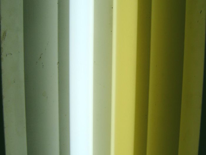 What color is this????
I recently found this odd F40 lamp with no etch. It's an "icky" greenish-yellow when lit and glows pink for several seconds after being shut off. It has GE endcaps.
Shown lit next to a standard Cool White.
Any ideas??
Keywords: Lamps