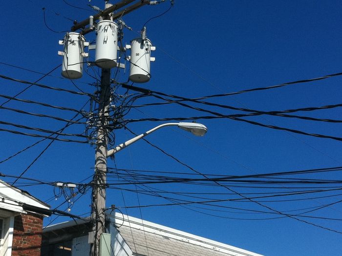 M-250R2 and a rats nest!
Lacated in Hampton, NH. This fixture is wired at 120 volts an 100 watt MV. I noticed alot of the streetlights in Hampton are still MV which is awsome. I also like this photo becausse you can see how busy this pole has become!
Keywords: American_Streetlights