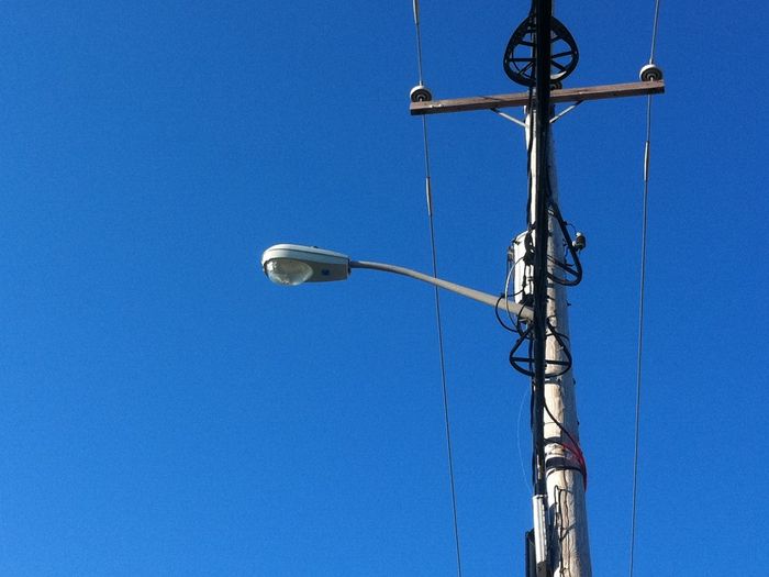 M-400R3
Located in Hampton, NH next pole up from the OV-25 I took earlier. This fixture is 400 watt MV wired at 120 volts. This light replaced a 400 watt MV  M-400A2 in 2007 right before the MV ban.
Keywords: American_Streetlights