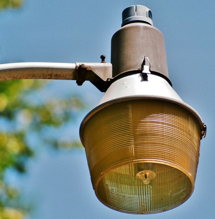 LPS Nema head with open refractor
A few of these are still in service on sidestreets in Larchmont, NY.
Keywords: American_Streetlights