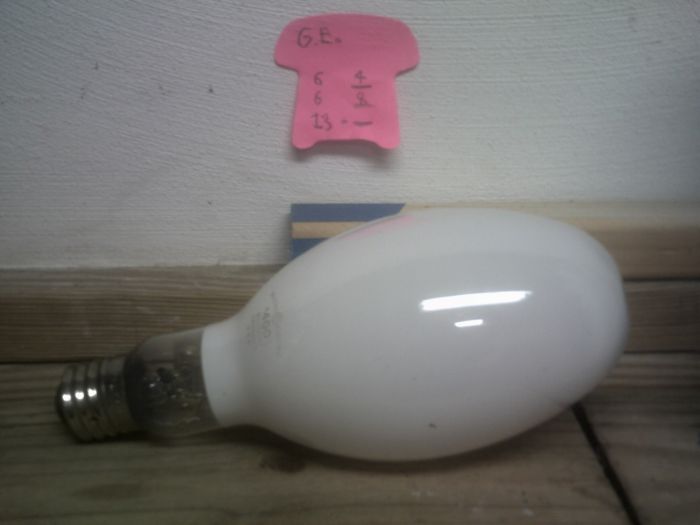 Various GE 400W /DX MV lamps.
The different date codes are shown on the post-it note in the picture.
Keywords: Lamps