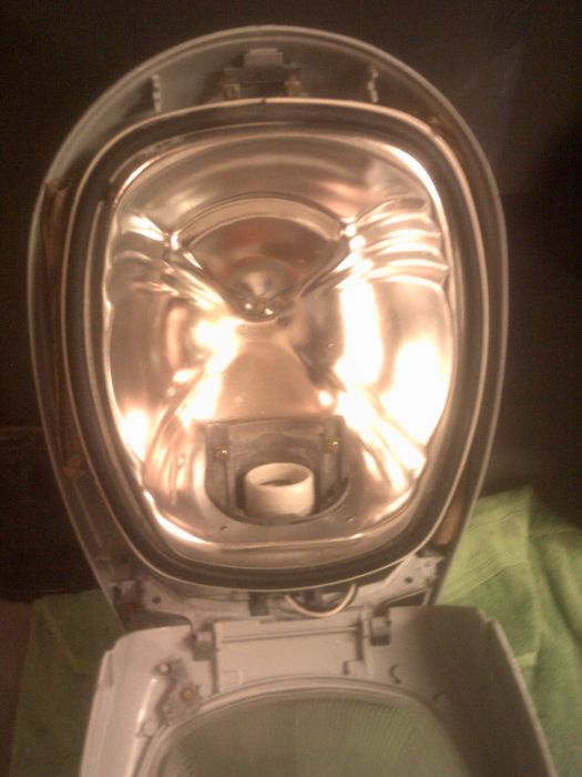 Inside of the NOS M-250A
Look at that reflector! Way cool looking!
Keywords: American_Streetlights