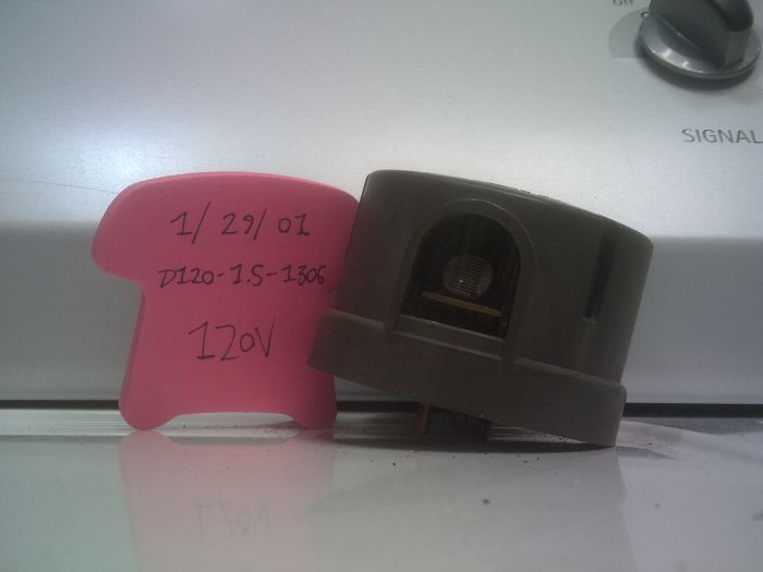 DTL Brown 120V Electronic Photocell
Here's a D120-1.5-1306 that was made on January 29, 2001. This is a NEES photocell.
Keywords: American_Streetlights