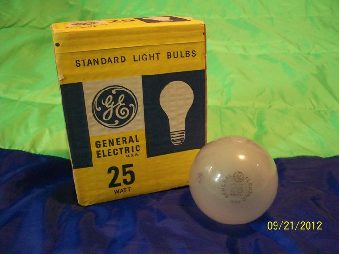 General Electric
ReStore find; GE 25w frosted in vintage package!
Keywords: Lamps