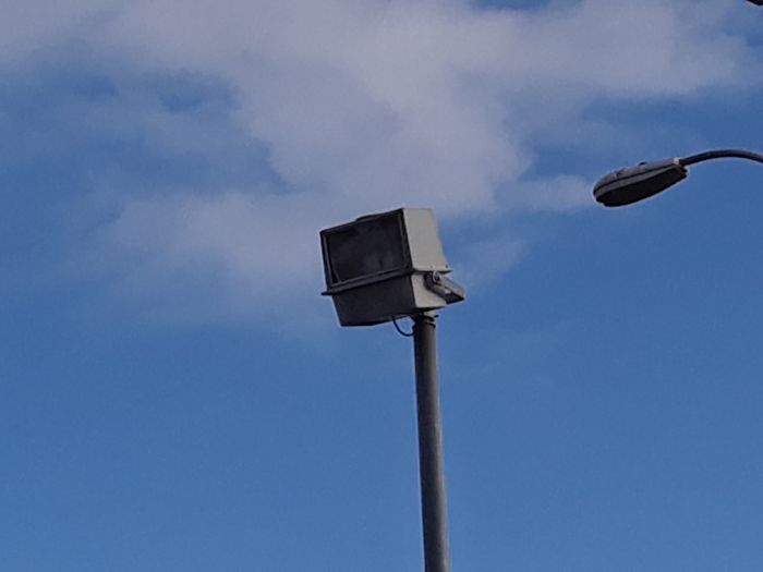 250w Metal Halide Floodlight
In a parking lot in Santa Clara CA.
Can someone identify this fixture? Thanks.
Keywords: Misc_Fixtures
