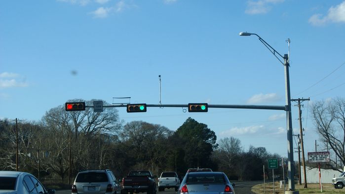 Older State Installed Signal
state installed signals in cities are gravitating towards brown and black painted poles while state installations still use galvanized poles.
Keywords: Traffic_Lights