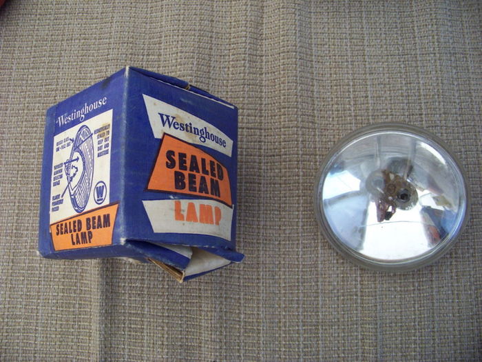 Westinghouse 4.7V sealed beam, flea market find.
I found this little sealed beam in a flea market. I just put it in the bunch of lamps I was buying at that place. By the packaging it looks to be from the mid-late 50s.
Keywords: Lamps