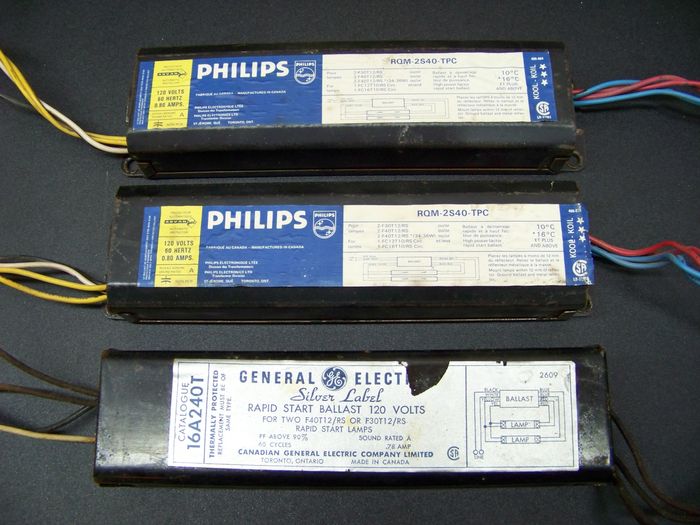 Some more ballasts!
I got these in August I think. The GE (from 09/62) came from an old troffer in way too bad condition to be saved. It still works fine!

The two Philips (from 01/91) came from another troffer. They work but don't seem to like ALTOs very much as they do a rectifying-like flickering when run with ALTOs. Other tubes are fine though.
Keywords: Gear