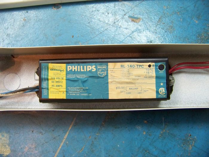 Philips RL-140-TPC 1XF40T12 NPF rapid start ballast from 12/84
This one's not even a Kool-Koil LOL. I guess it was among the "cheapest" ballasts Philips made. Not really cheap though because it still works!
Keywords: Gear
