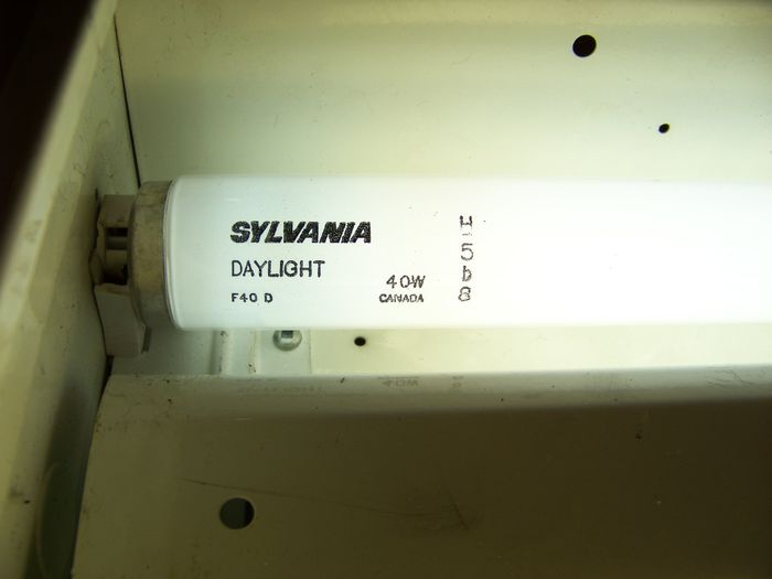 Sylvania F40D, illegally made??
This is one BAFFLING tube! A full wattage, halophosphate lamp being made in November 1995! Unless I missed something, those tubes could NOT be made after October 1st, 1995, unless it was allowed until December 31st.
Keywords: Lamps