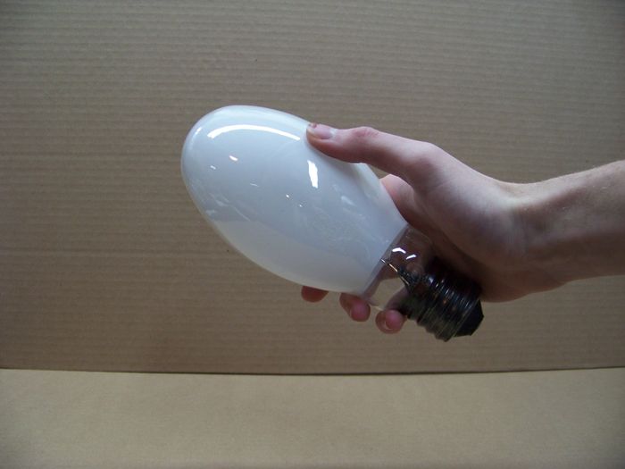 GE HR175DX39 mercury vapour lamp
Here's the most dim and greened out lamp of the lot. It lost more than half of its light output and casts a white light with a slight greenish hue, very nice looking! It has the date code 53, which I'm not sure of the date.
Keywords: Lamps