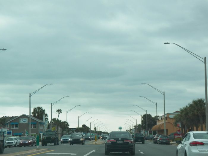 A line of OVD's by the beach.
The main road, Florida A1A just south of Jacksonville heading down to St. Augustine. Lots of truss arms, most of them OVD's. must be well lit at night, though I wonder exactly how many of these aren't burnt out and still lit.
Keywords: American_Streetlights