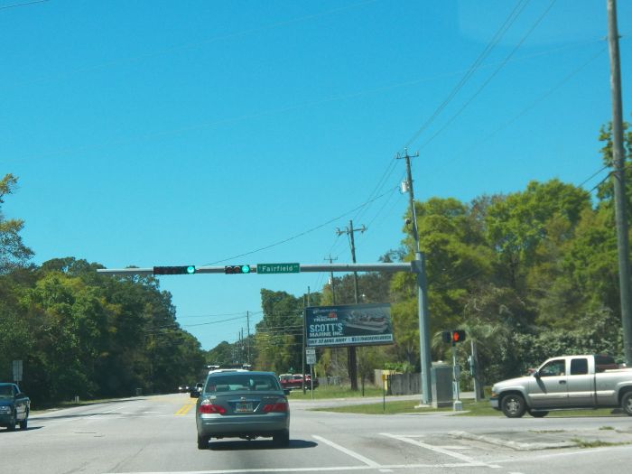 Horizontal signal setup in Talahassee, Florida
Very common setup in the capital of Florida, it's almost like the majority of Texas or all of New Mexico. Simple setup though, and all I can say this city doesn't feel like the other towns in the state do.
Keywords: American_Streetlights