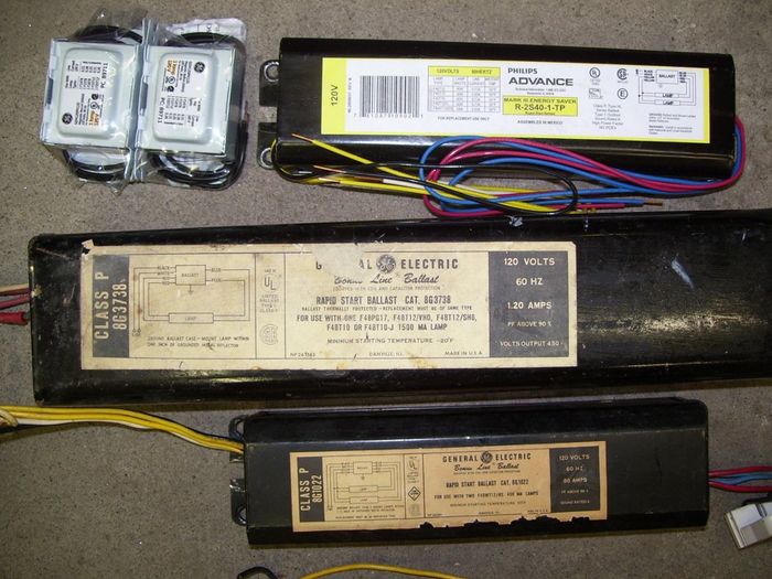 Various Ballasts
Here's a closeup of some various ballasts that I got today. The two GE Bonuslines on the bottom were from Restore, the bottom one is a two lamp F40 ballast that dates to Sep '74 (code JK) while the other one is a F48T12/VHO ballast that I couldn't find a date code on though.   

The ballasts on the top are new and are two GE F14-15-20 chokes from I think Dec '09 (code 50 2009) and a Philips Advance two lamp F40 ballast from I think Dec '09. 
Keywords: Gear