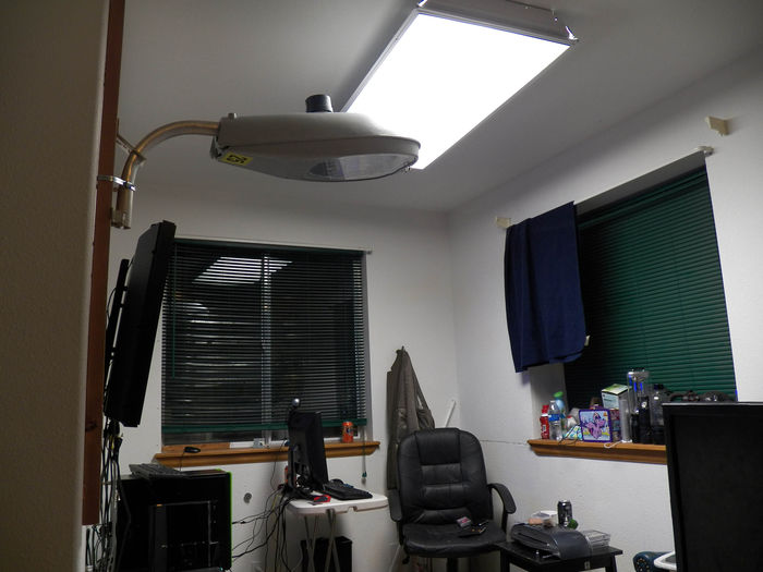 M-250 R2 mounted on the wall.
Did a little setup thing. How does it look? Holds up pretty well, just I should not use a medium fixture, that would not be a good thing to do. xD
Keywords: American_Streetlights