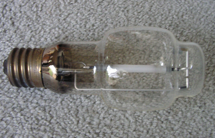 Philips Ceramalux BT-25
My first BT-25 HPS lamp, bought on eBay, this appeared to be NOS. Date code is G5 and it still has the Westinghouse logo in the etch, but the Philips style arc tube.
Keywords: Lamps