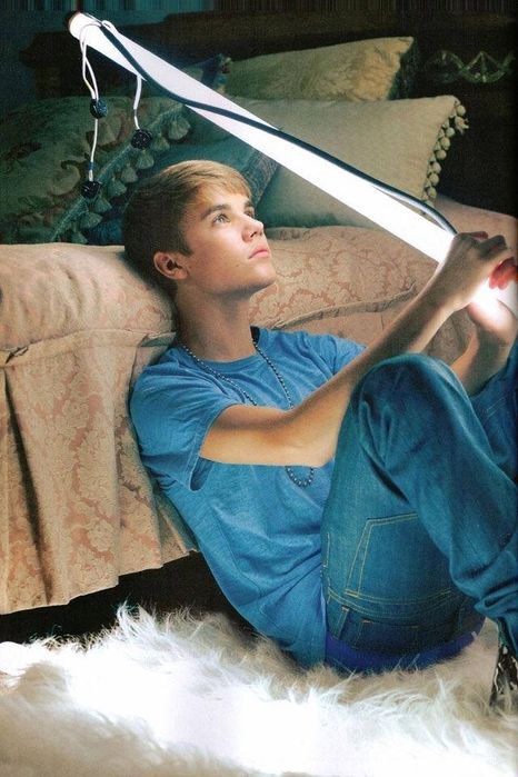 Justin Bieber holding a lit fluorescent tube
I only see one wire to each lamp holder so it might be instant start...


Yes, i do love Justin Bieber.
Keywords: Miscellaneous