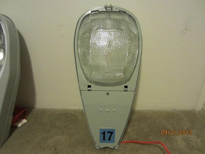 G.E. 175 Watt MV M250A2
Here is my newest streetlight to my collection. A 175 watt mercury vapor G.E. M250A2. This is my first Powr/Door type cobrahead.
Keywords: American_Streetlights