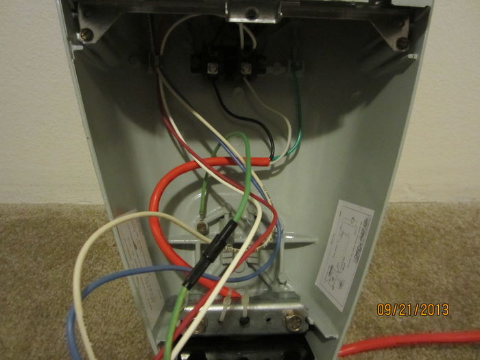 G.E. 175 Watt MV M250A2
Here's a pic showing some of the wiring and the terminal block.
Keywords: American_Streetlights