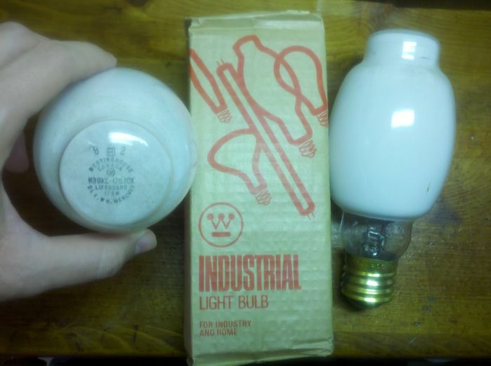 Westinghouse Canada H39KC-175/DX mercury lamps
Got 5 of these beauties off eBay. Mfd August 1982 at the former Trois Riveres Quebec plant. They are similar to the US made Westinghouse Lifeguard mercs with a few minor differences.
Keywords: Lamps