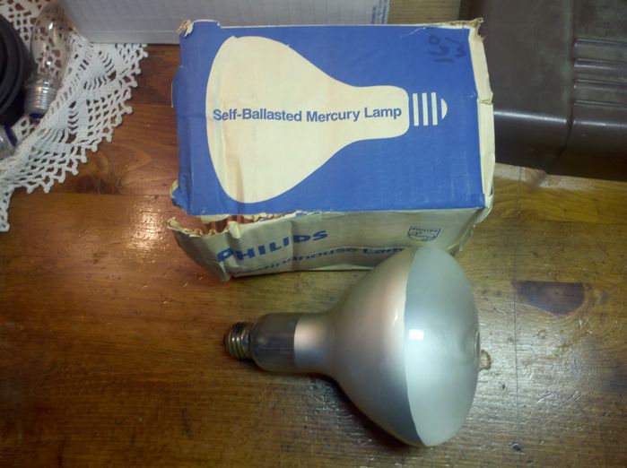 Philips-Westinghouse 160w Self Ballasted Mercury Vapor Lamp
The irony is that Westinghouse never made a 160w R40 reflector self ballasted mercury lamp. This was added to the product line after the Philips takeover and it has Philips design features.
Keywords: Lamps