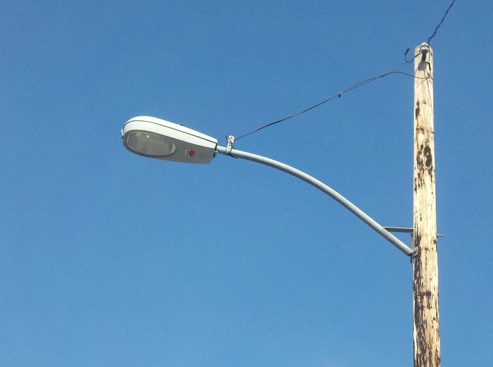 New GE PSMH street light - M400R3 250w
Compton, CA is changing all of its lights to Pulse Start Metal Halide. Even the Southern California Edison owned lights are being changed, here's one of the wooden pole mounted ones.
Keywords: American_Streetlights