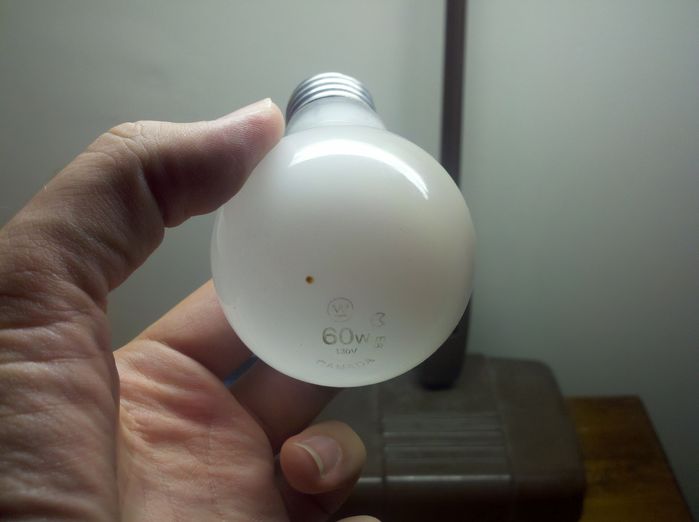 What is this?! A Westy bulb made by Philips in Canada?!
I found this at the electrical program at school in a light, I had to have this so I exchanged one of my bulbs for it :-) Its a Canadian Westy bulb, but not made at the Trois Riveres plant, but at the Philips plant in Winsdor Ontario. Made in 1986, quite late for the Westy name. The bulb has Philips design features too.
Keywords: American_Streetlights