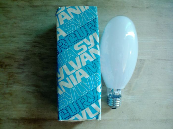 Sylvania 40w H45AY-40/DX Mercury Vapor
Here's a 40w merc in a larger B21 envelope. Can't imagine this to be very bright.
Keywords: Lamps