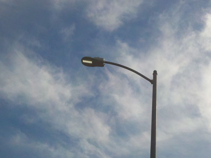 Poor LED light frying in 105F heat!
Heres a dayburning Leotek 54w unit on a residential street near Vanowen/Topanga Canyon in Canoga Park. It was very hot when this pic was taken. They must have felt the abuse lol!
Keywords: American_Streetlights