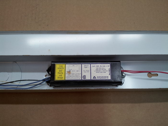 Advance RL-140-1-TP ballast
This unit lives in my Sylvania GTE striplight with side-mounted sockets.
Keywords: Gear