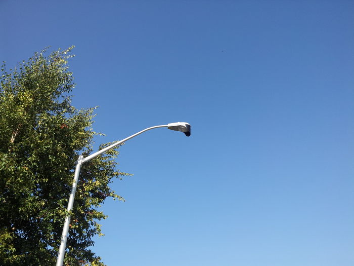 A shield? Unusual!
This pole used to hold a Sylvania R47 in 150W HPS. Even after bringing it down to 100W, it seems the neighbors were still complaining. So they just screwed a piece of plastic on the front xD.
Keywords: American_Streetlights