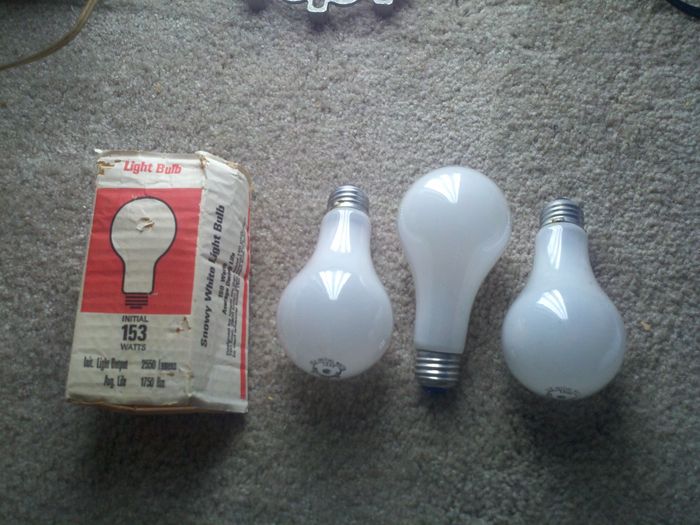 ComEd bulbs made by westinghouse
Ebay find. The one in the center is older, from September '77 and it has a supported filament. The other two are from '82 and both have unsupported filaments.
Keywords: Lamps