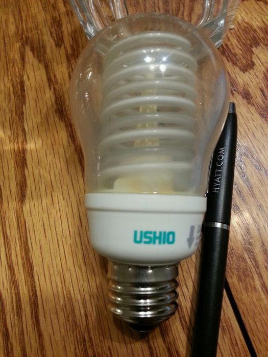 Ushio CCFL
Mercury starved,  it made a little over 3 years I think. 
The phosphor is also turning grey 
The other one I bought at the same time still works fine though
Keywords: Lamps