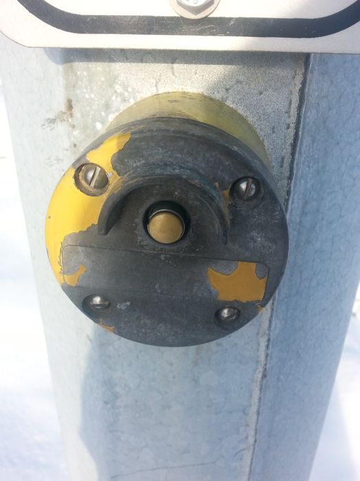Econolite Pedestrian Walk Button [Gone]
Older button that's not too common here anymore. This Button is on the pole with the CGE 8-8-8 
Keywords: Traffic_Lights
