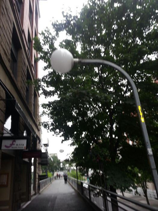 globes
Never seen them mounted on a slipfitter like this! I'm guessing they're 150W HPS seeing a yellow 15 on the pole near the middle ..these in coated MV would be real nice looking
seen on a pedestrian bridge in downtown Seattle
Keywords: American_Streetlights