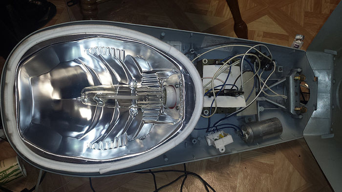 The insides.
This is after I added an ignitor and lamp and photocell.
Keywords: American_Streetlights