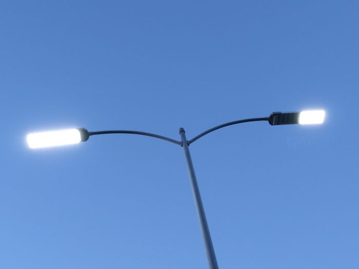 LED Parkinglot Lights
One of them is half dead.
Keywords: American_Streetlights