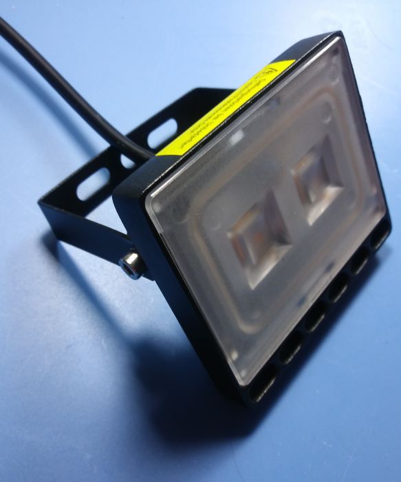 Cheap "10W" LED Floodlight
This is a newer style of cheap LED floodlights, i have one of the "Classic Style" (that's what some people on eBay call them) "10w" LED floodlights.
Keywords: Misc_Fixtures