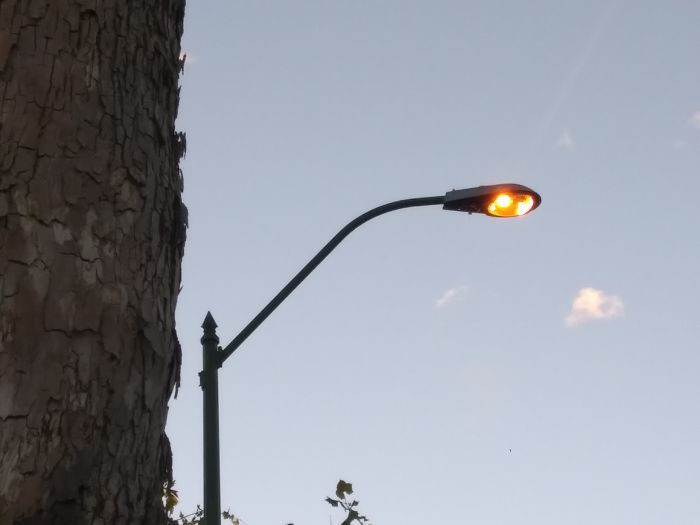 GE M250R1 150W HPS Streetlight
In San Jose, CA. The ballast in this thing sounded really unhappy.
[img]https://i.postimg.cc/j2mzm09c/20180929_183732_1.jpg[/img]
The lamp looked like a Sylvania HPS lamp.
Keywords: American_Streetlights