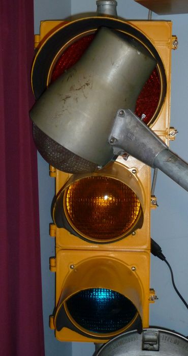 To make it's small size EVEN more OBVIOUS!!!
The 12 inch traffic light is bigger than this puny puny streetlight! WOW! 
Keywords: American_Streetlights